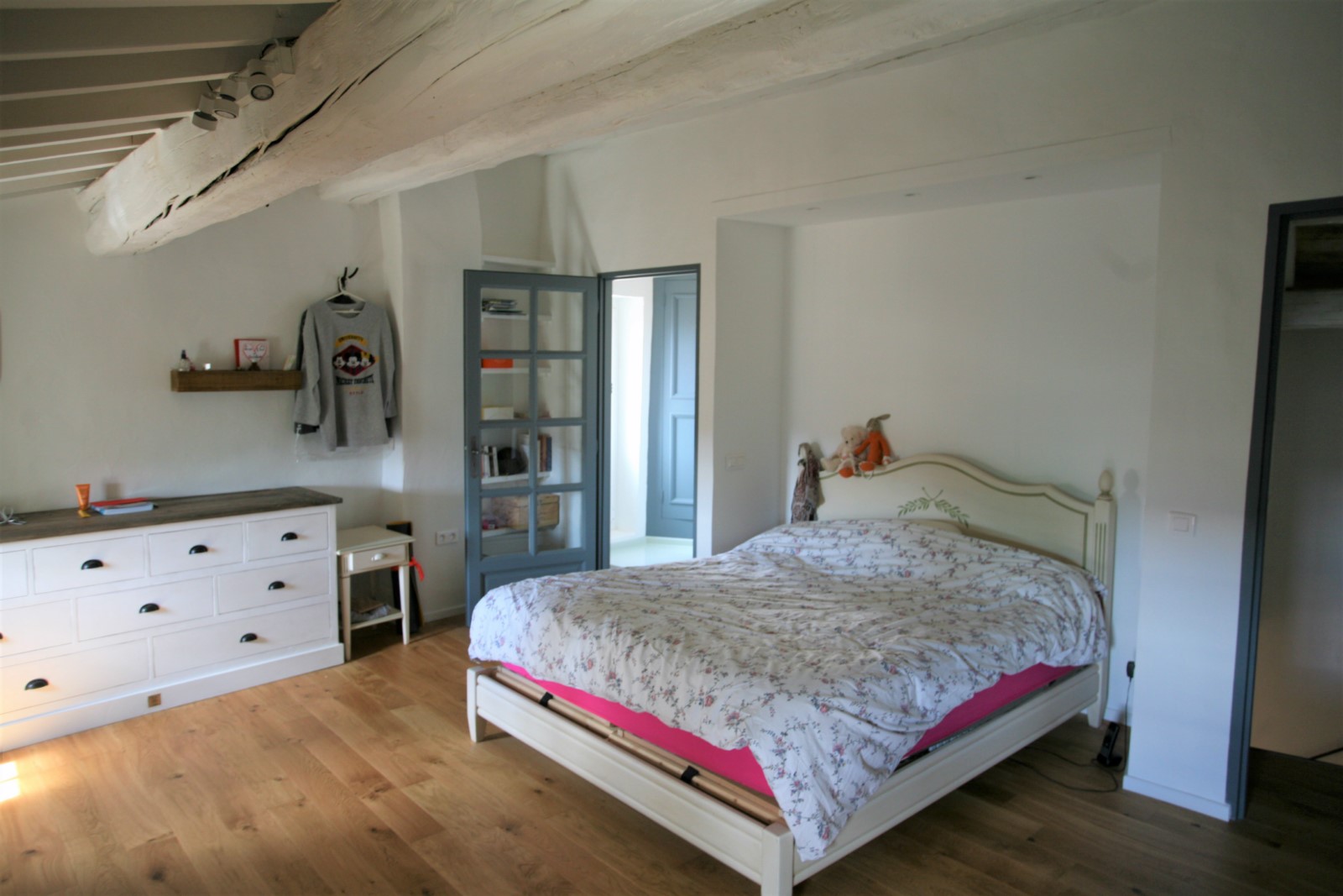 Luberon, maison de village avec cour fermée   