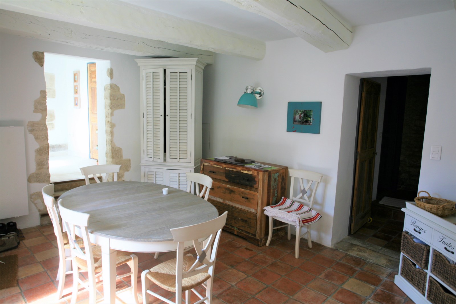 Luberon, maison de village avec cour fermée   
