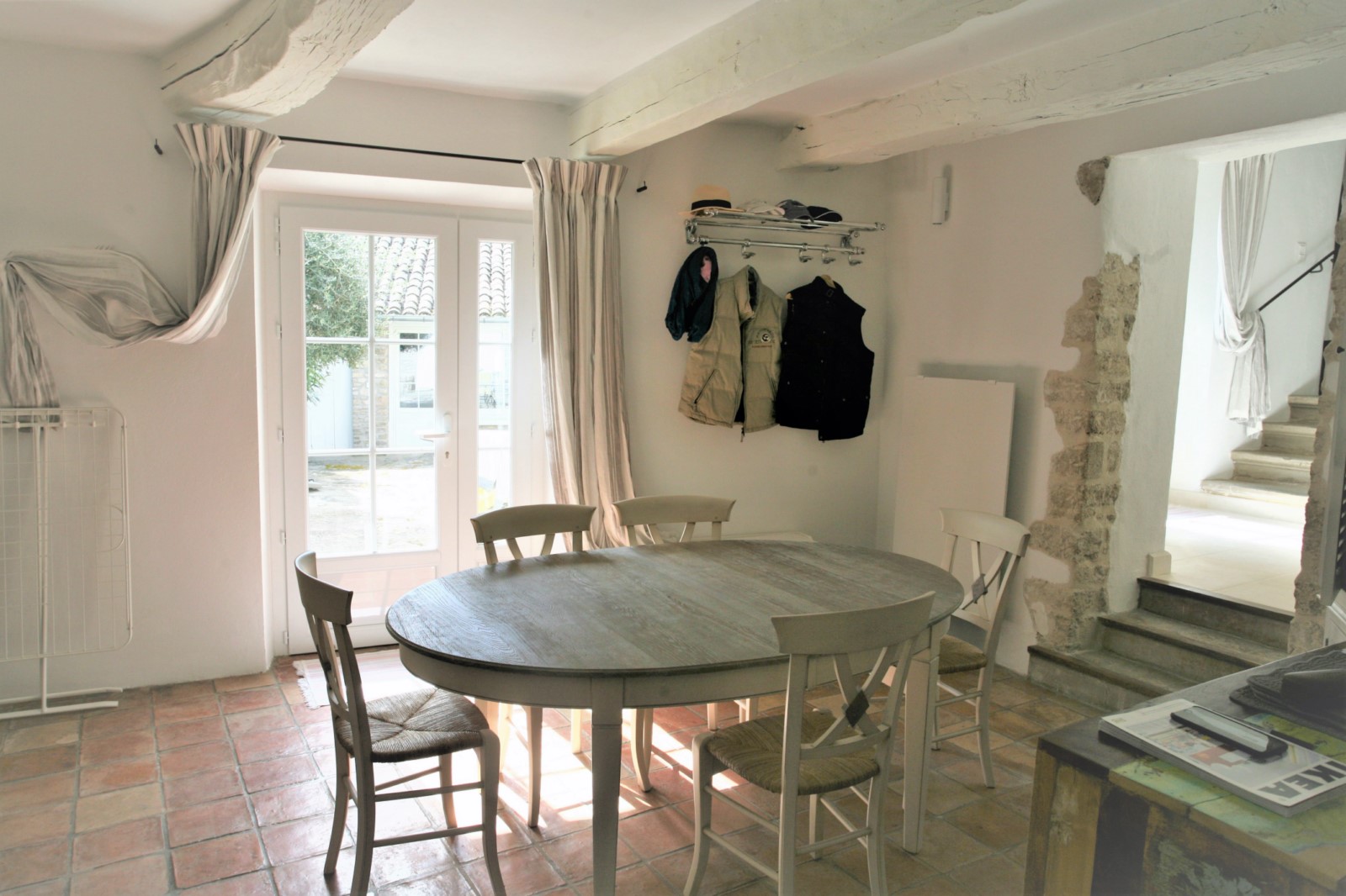 Luberon, maison de village avec cour fermée   