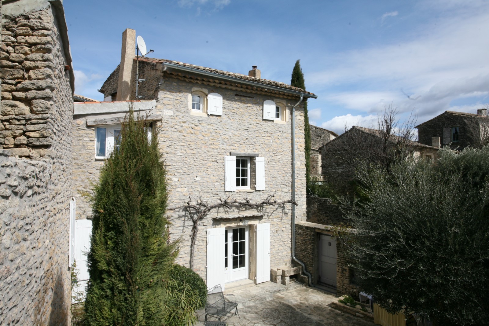 Luberon, maison de village avec cour fermée   