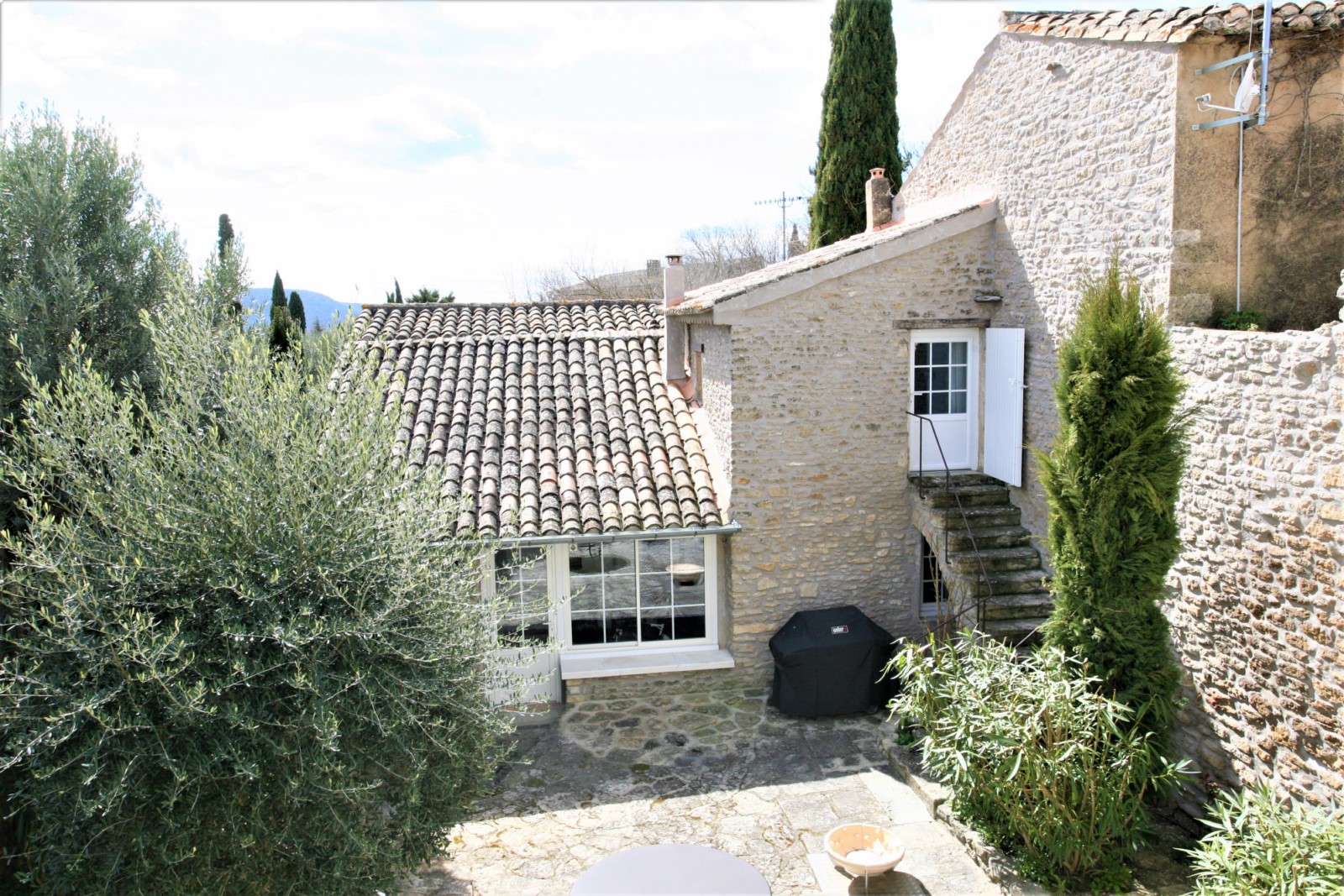 Luberon, maison de village avec cour fermée   