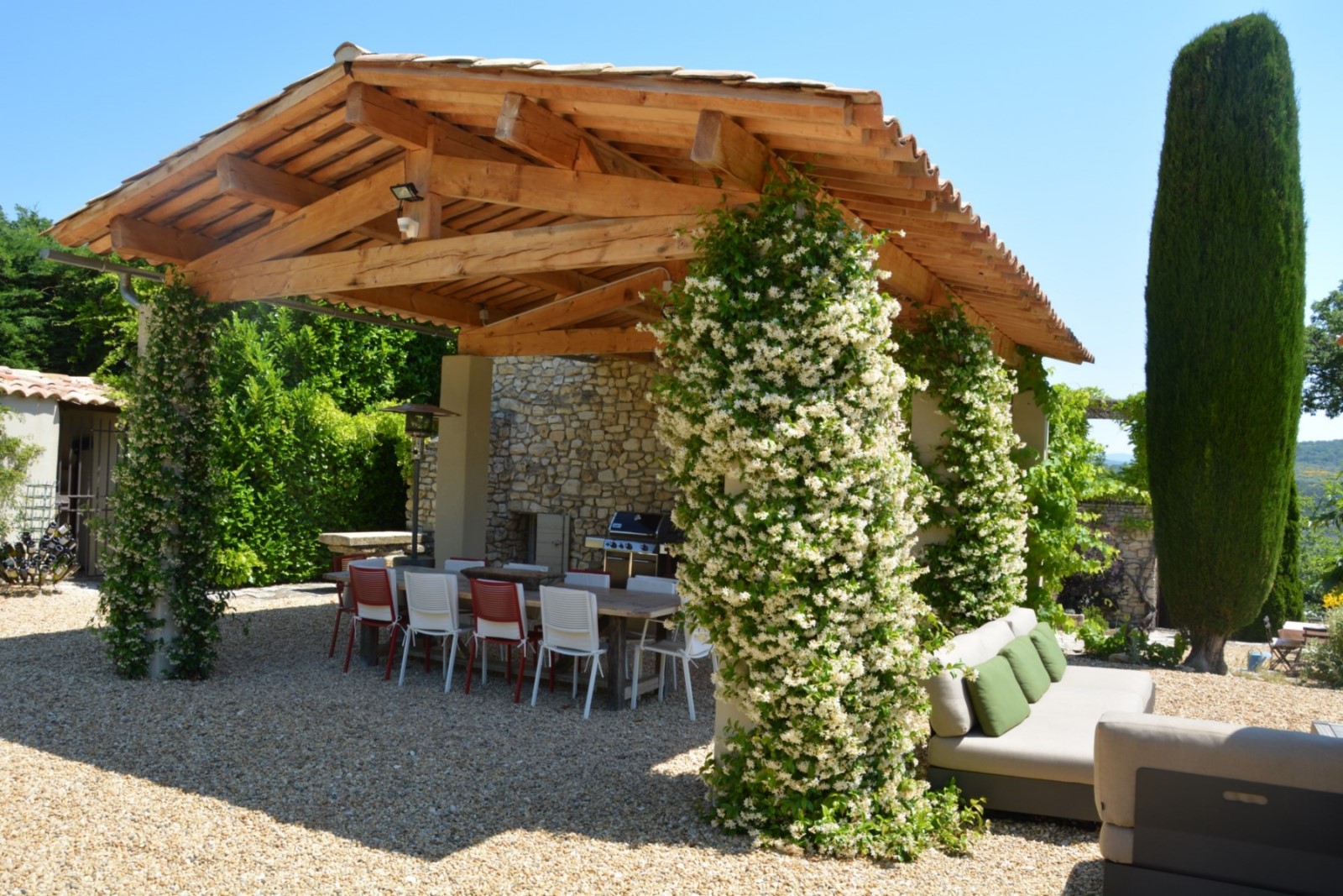 Face au village de Murs, maison en pierre dans environnement parfaitement protégé   