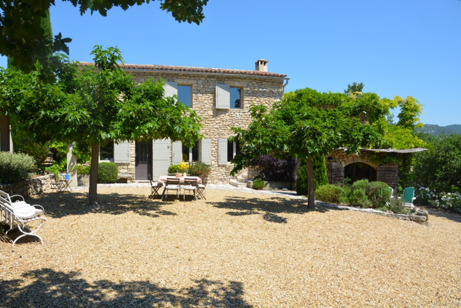 Face au village de Murs, maison en pierre dans environnement parfaitement protégé   