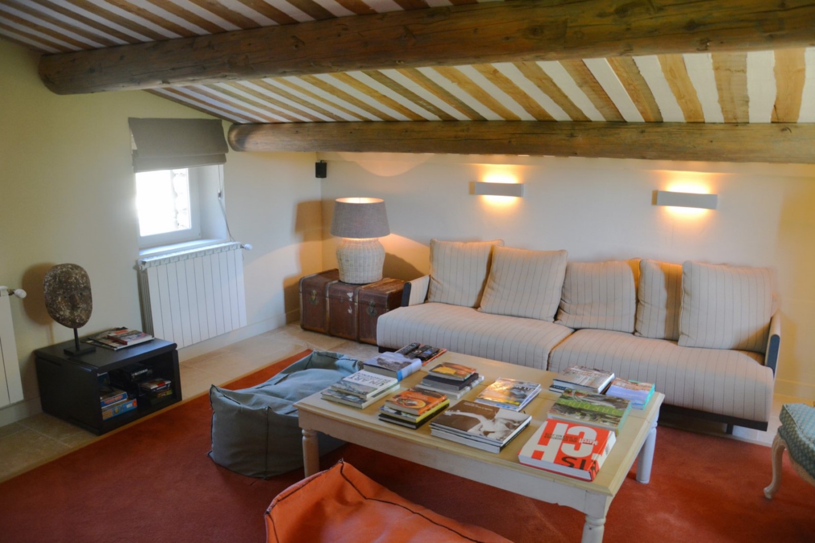 Face au village de Murs, maison en pierre dans environnement parfaitement protégé   