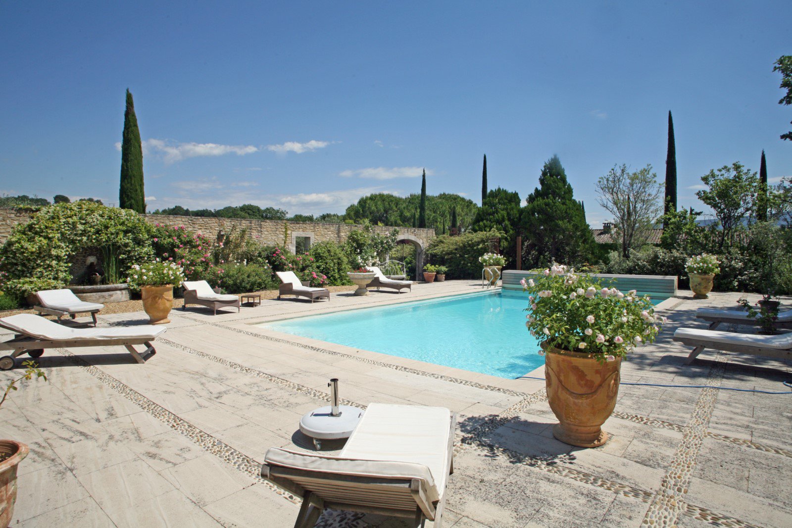 à Goult, superbe propriété avec jardin remarquable et piscine   