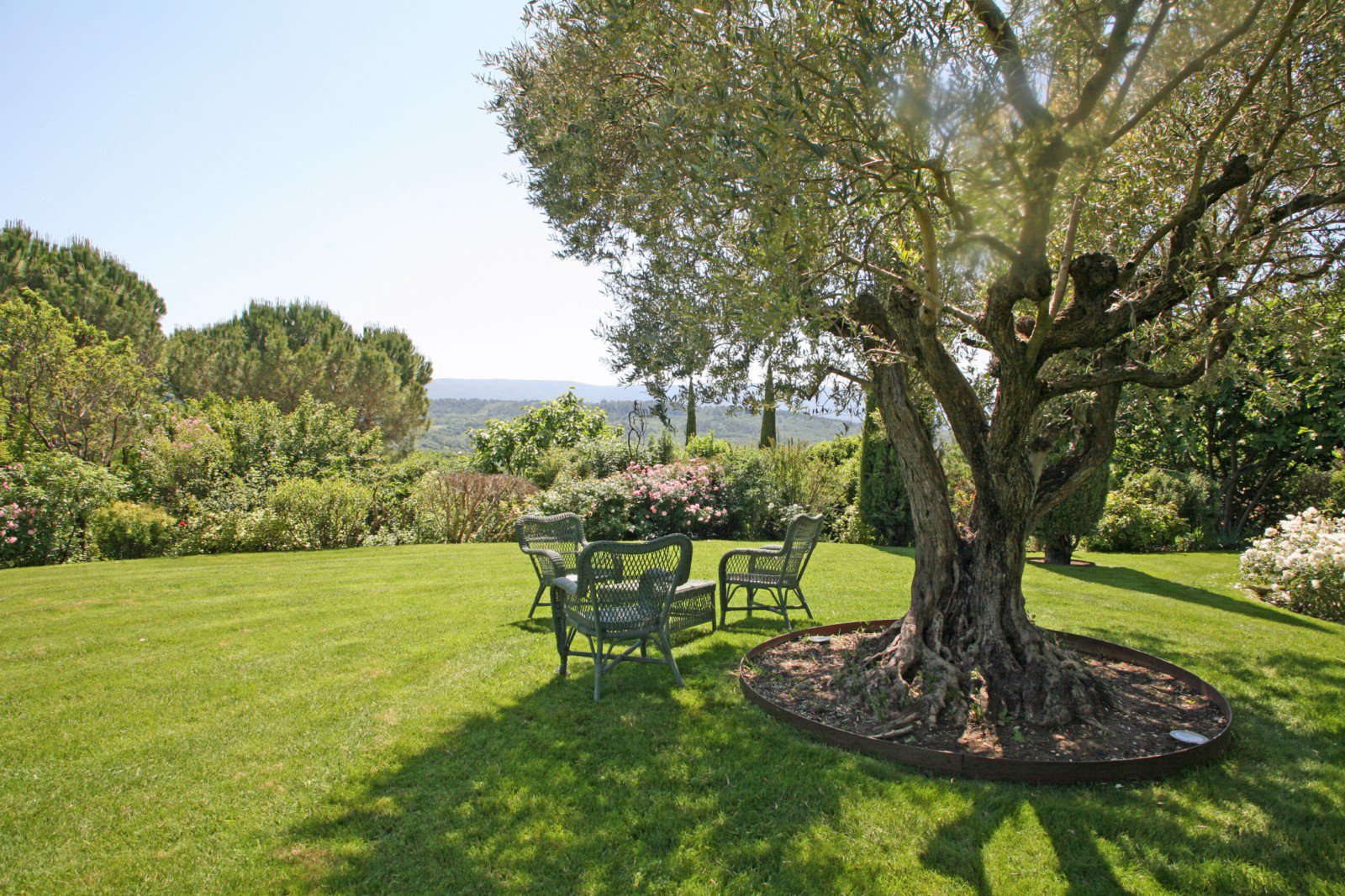 à Goult, superbe propriété avec jardin remarquable et piscine   