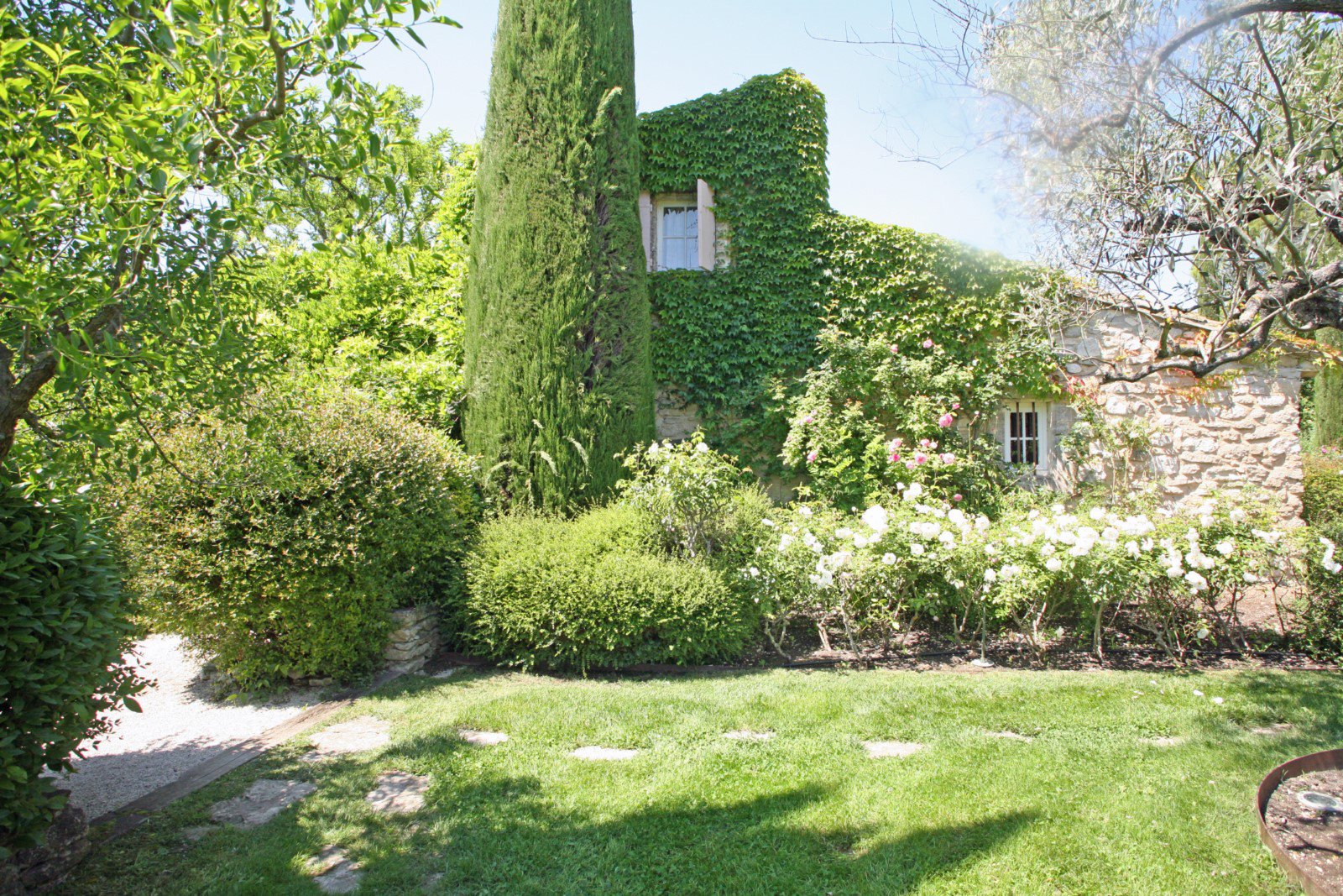 à Goult, superbe propriété avec jardin remarquable et piscine   