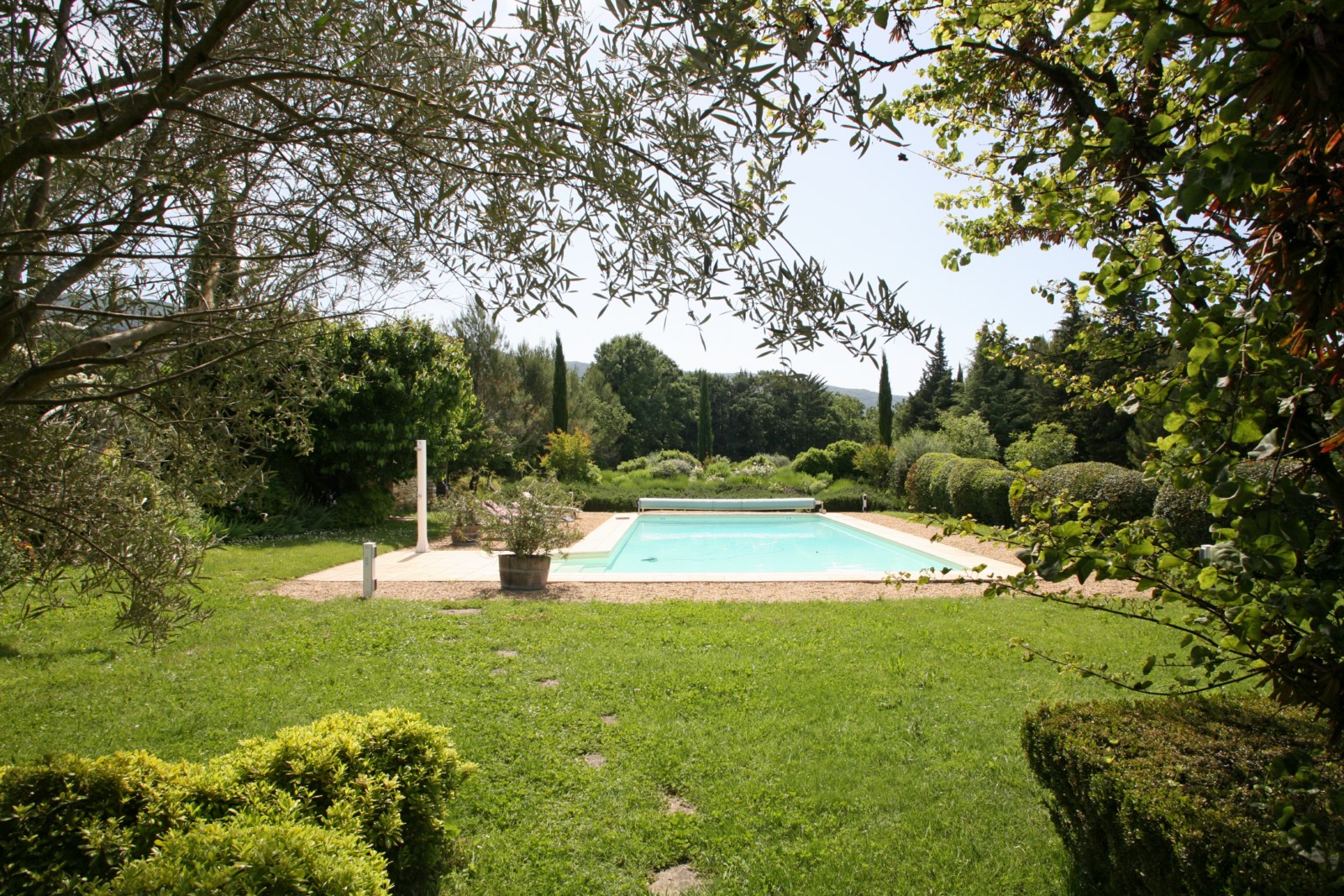 Au pied du Luberon, superbe mas XVIIIème avec piscine   