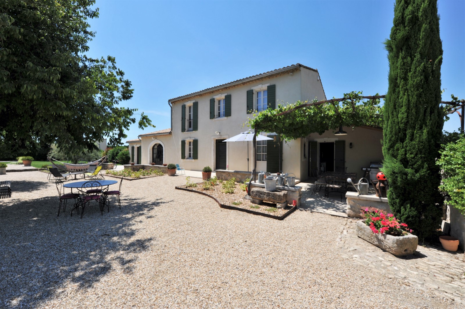 en campagne de Lagnes, bastide avec vue et piscine   