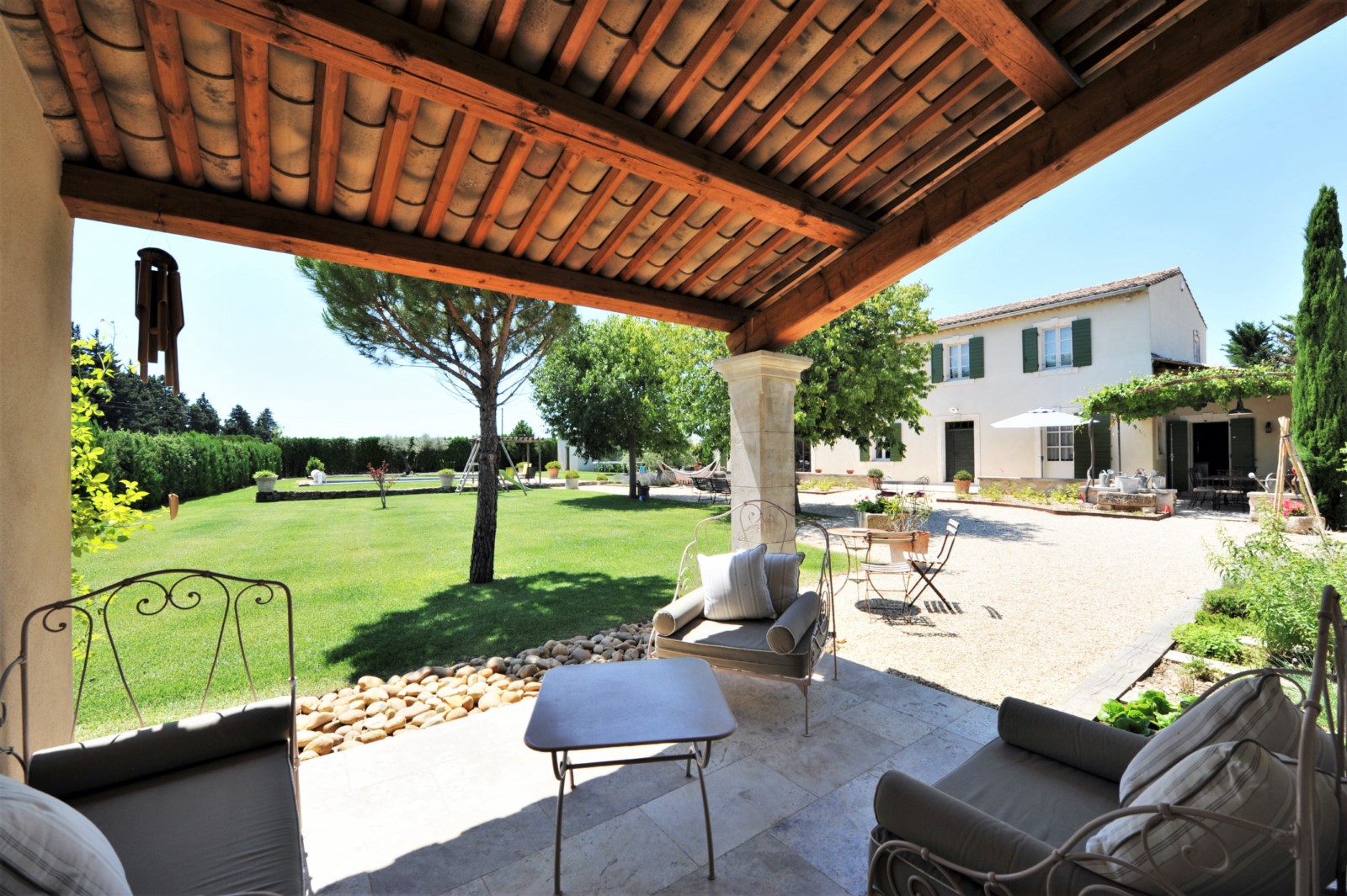 en campagne de Lagnes, bastide avec vue et piscine   