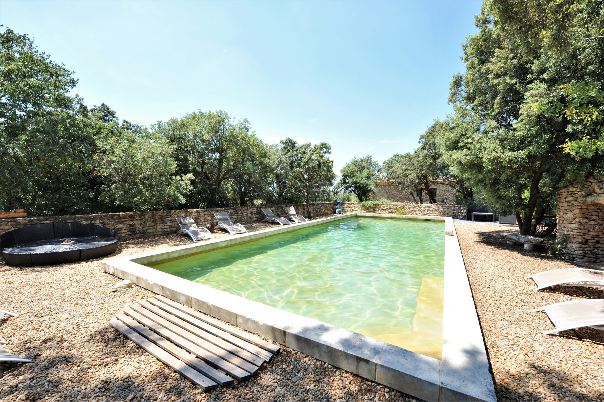 GORDES : Bastide en pierres, gîte et chambres d'hôtes.   
