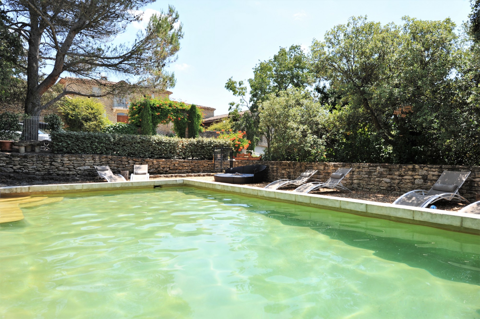 GORDES : Bastide en pierres, gîte et chambres d'hôtes.   