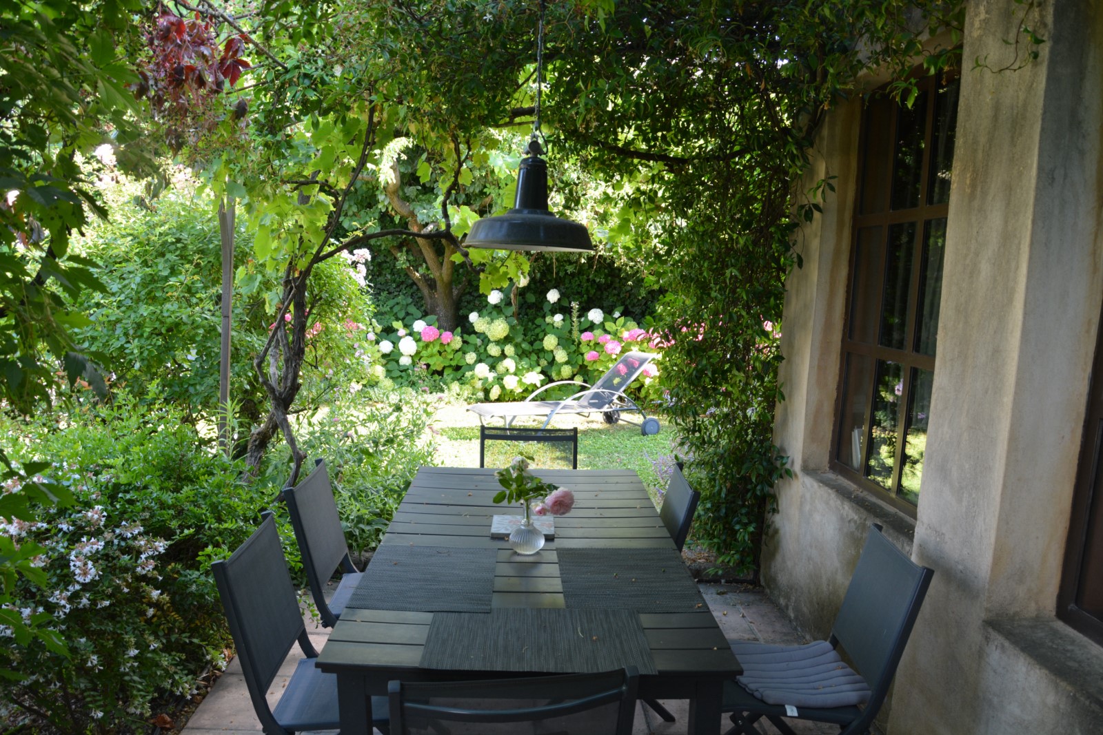 Oppède, maison de hameau avec jardin de curé et piscine   