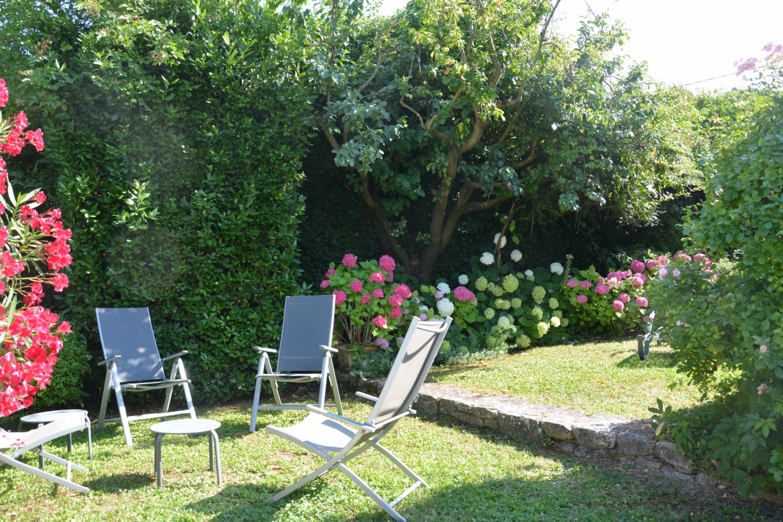 Oppède, maison de hameau avec jardin de curé et piscine   