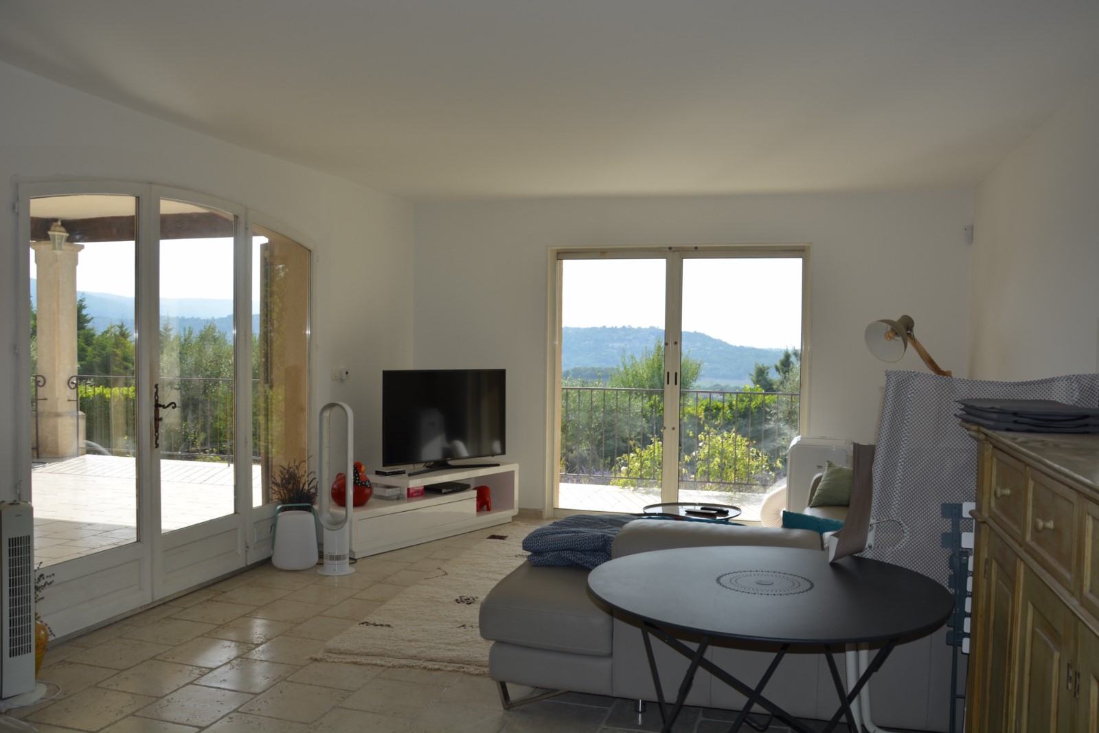 Bonnieux, bastide contemporaine sur terrain superbement aménagé   