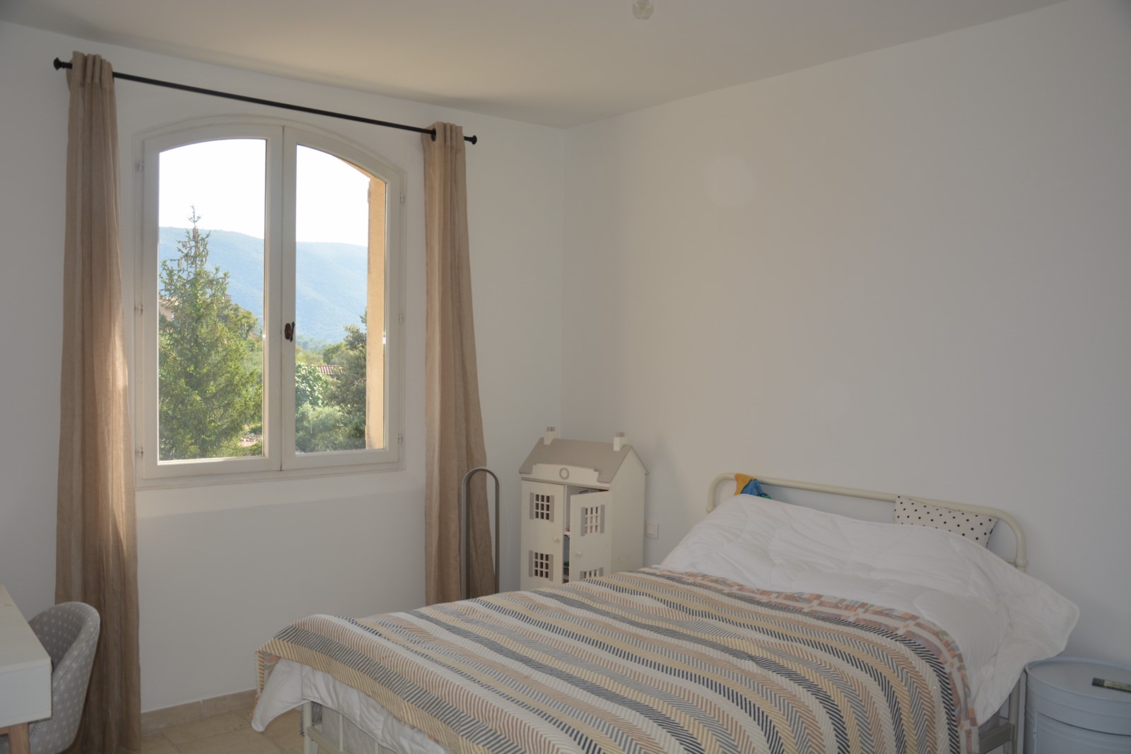 Bonnieux, bastide contemporaine sur terrain superbement aménagé   