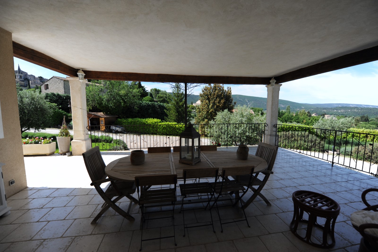 Bonnieux, bastide contemporaine sur terrain superbement aménagé   