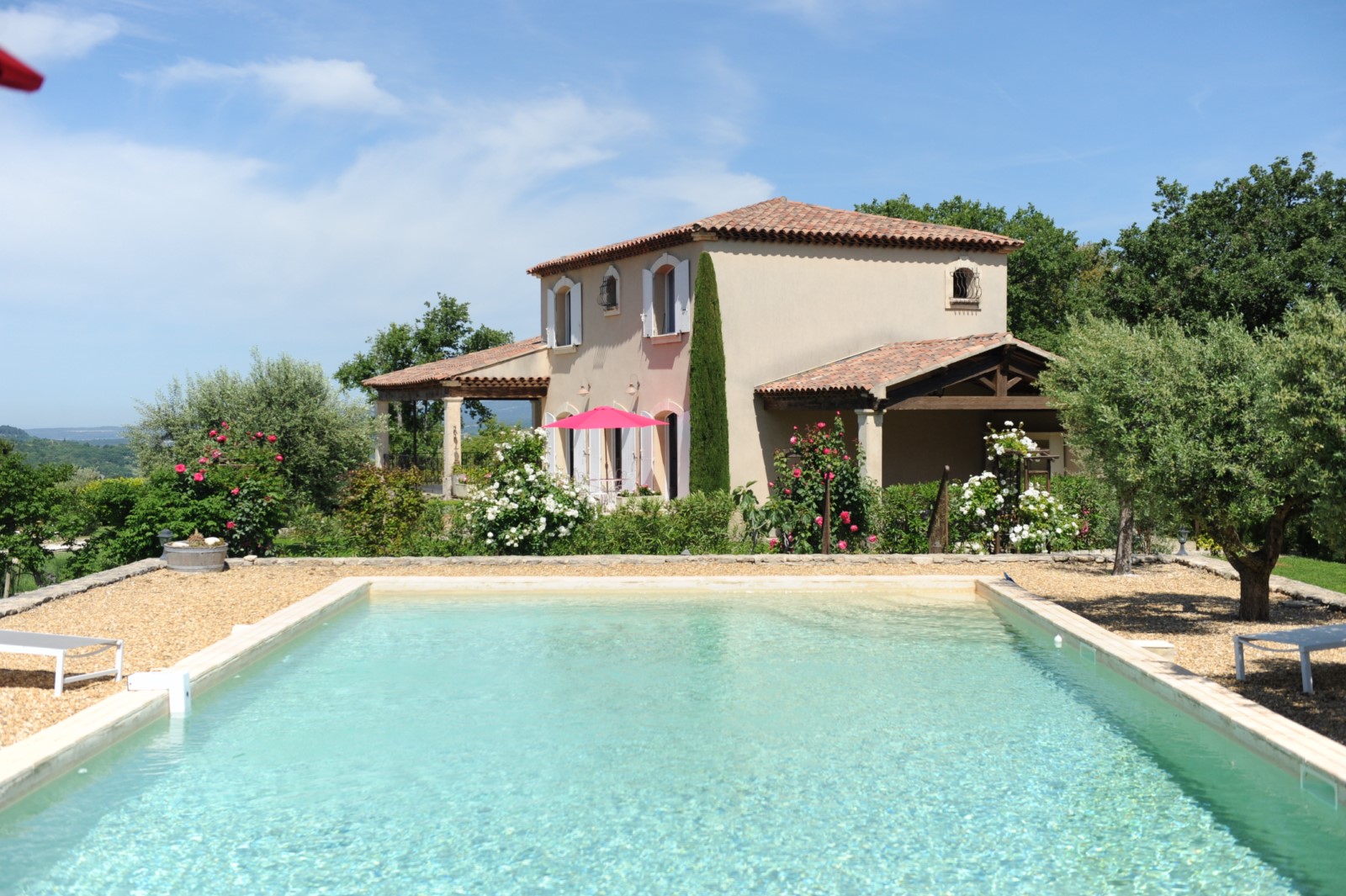 Bonnieux, bastide contemporaine sur terrain superbement aménagé   