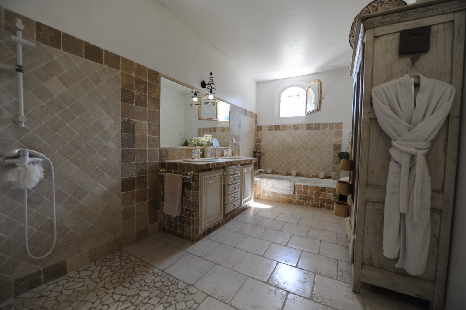 Bonnieux, bastide contemporaine sur terrain superbement aménagé   