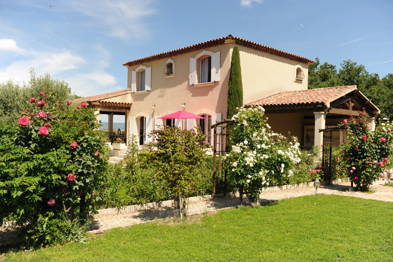 Bonnieux, bastide contemporaine sur terrain superbement aménagé   