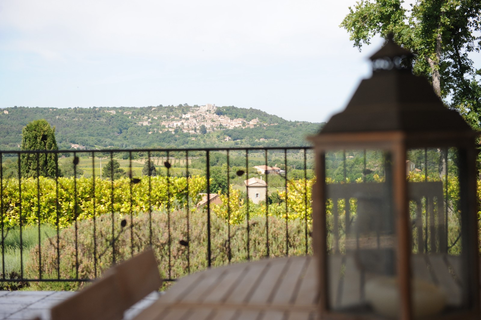 Bonnieux, bastide contemporaine sur terrain superbement aménagé   