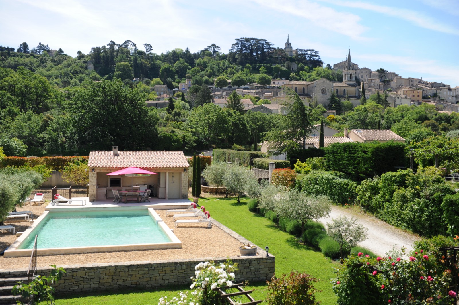 Bonnieux, bastide contemporaine sur terrain superbement aménagé   