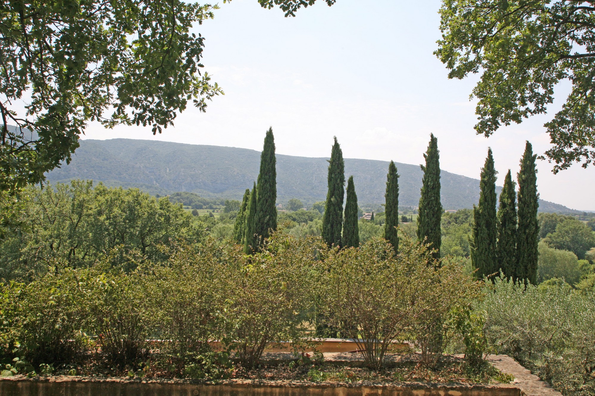 Maison d'architecte avec vue proposant de beaux volumes   