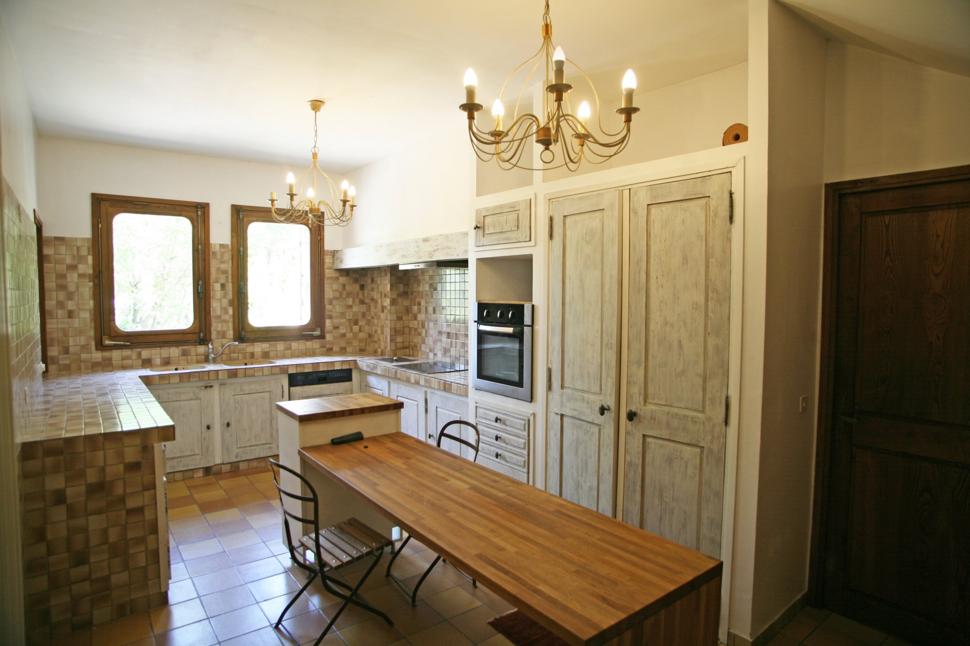 Maison d'architecte avec vue proposant de beaux volumes   