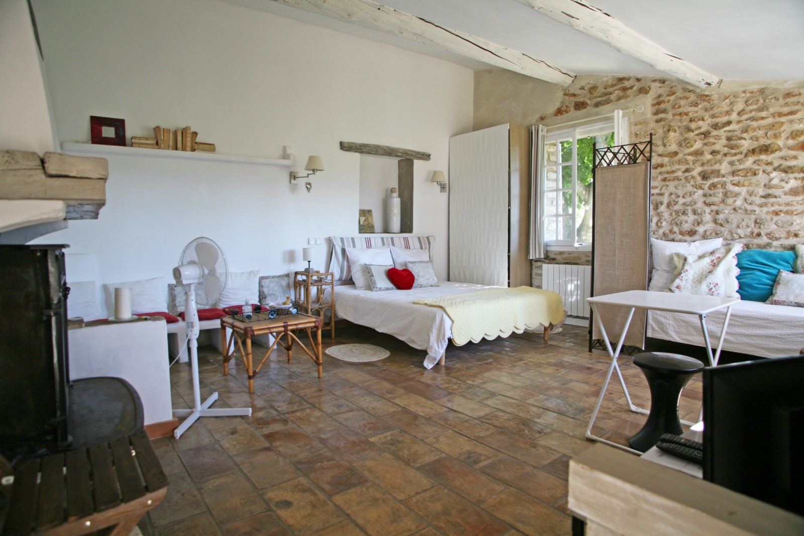 maison de hameau avec cour et grande terrasse au cœur de la Provence   