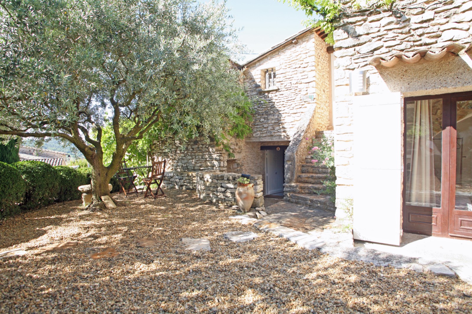 maison de hameau avec cour et grande terrasse au cœur de la Provence   