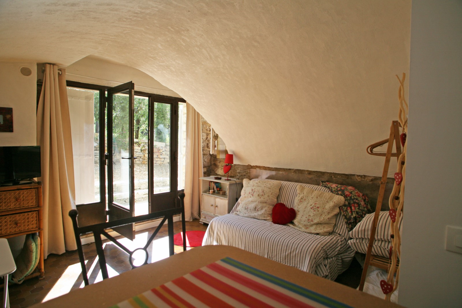 maison de hameau avec cour et grande terrasse au cœur de la Provence   