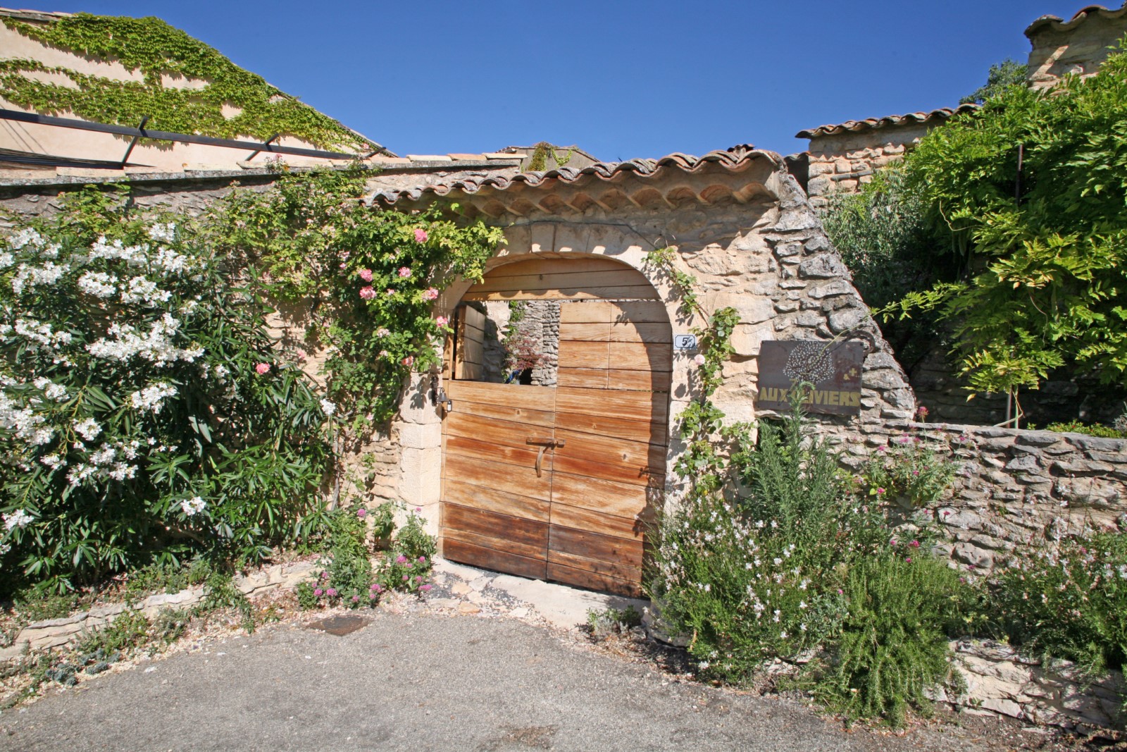 maison de hameau avec cour et grande terrasse au cœur de la Provence   
