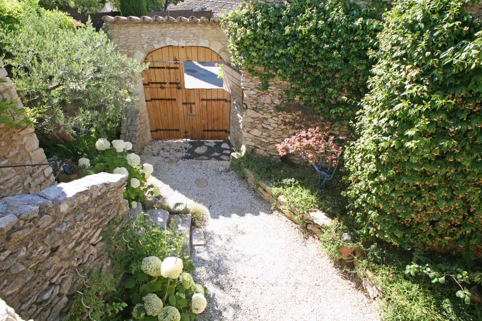 maison de hameau avec cour et grande terrasse au cœur de la Provence   
