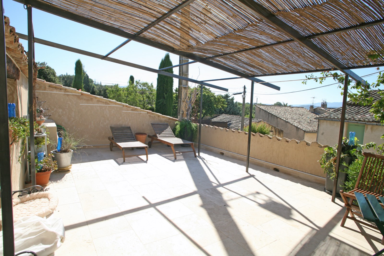 maison de hameau avec cour et grande terrasse au cœur de la Provence   