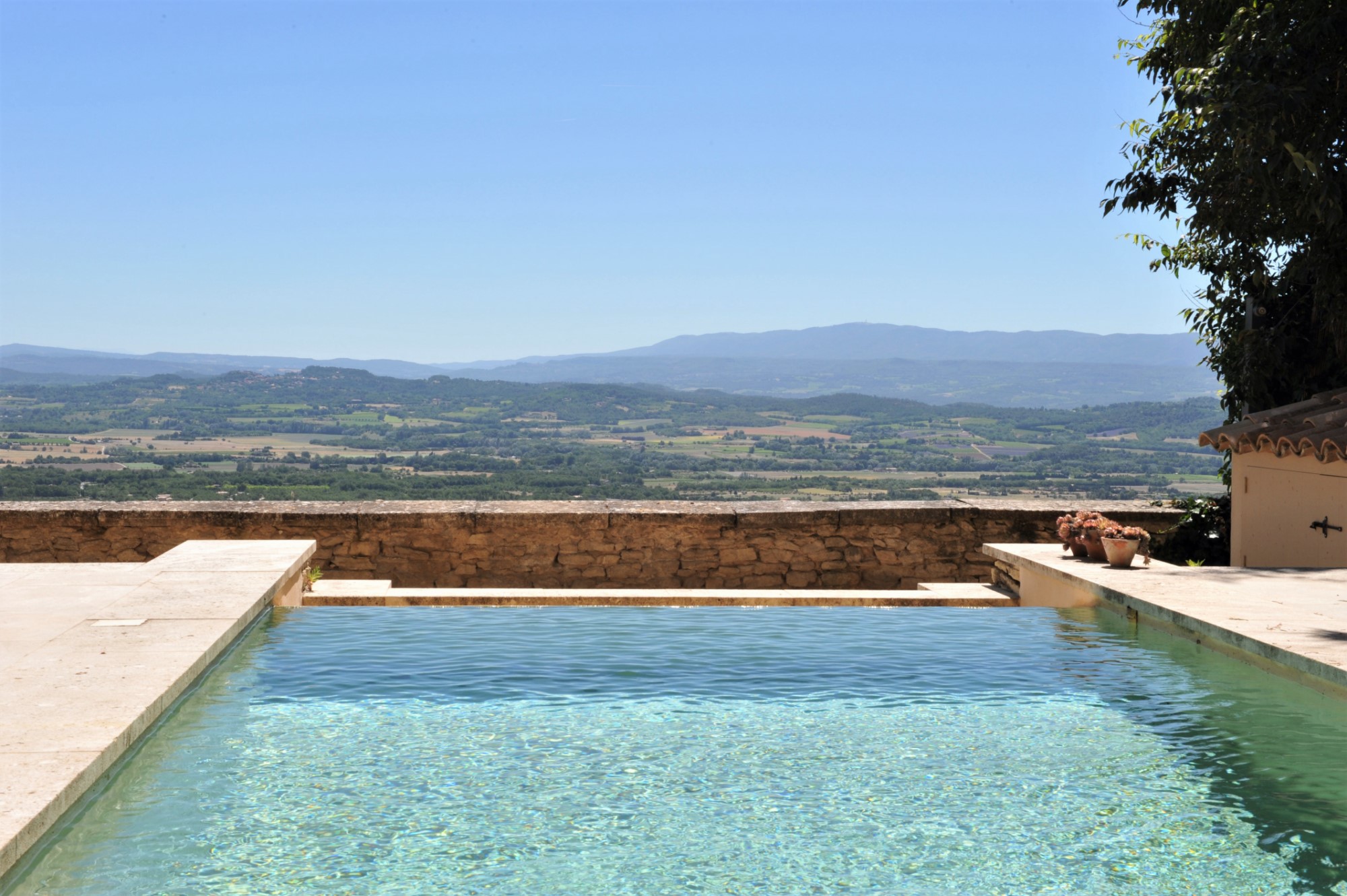 Piscine à débordement