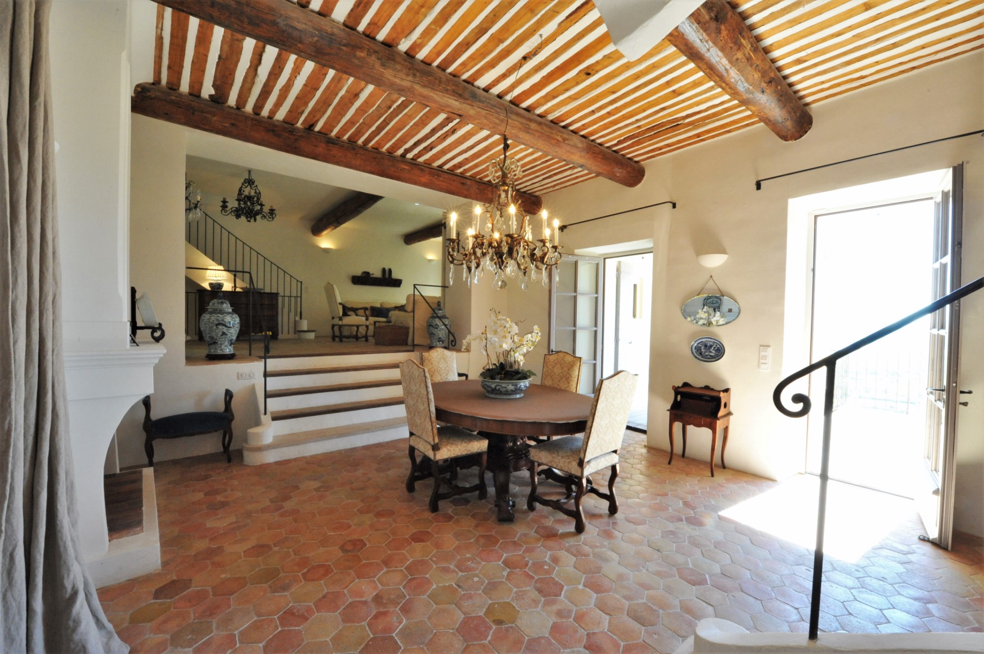 Gordes, exceptionnelle maison de village avec piscine   