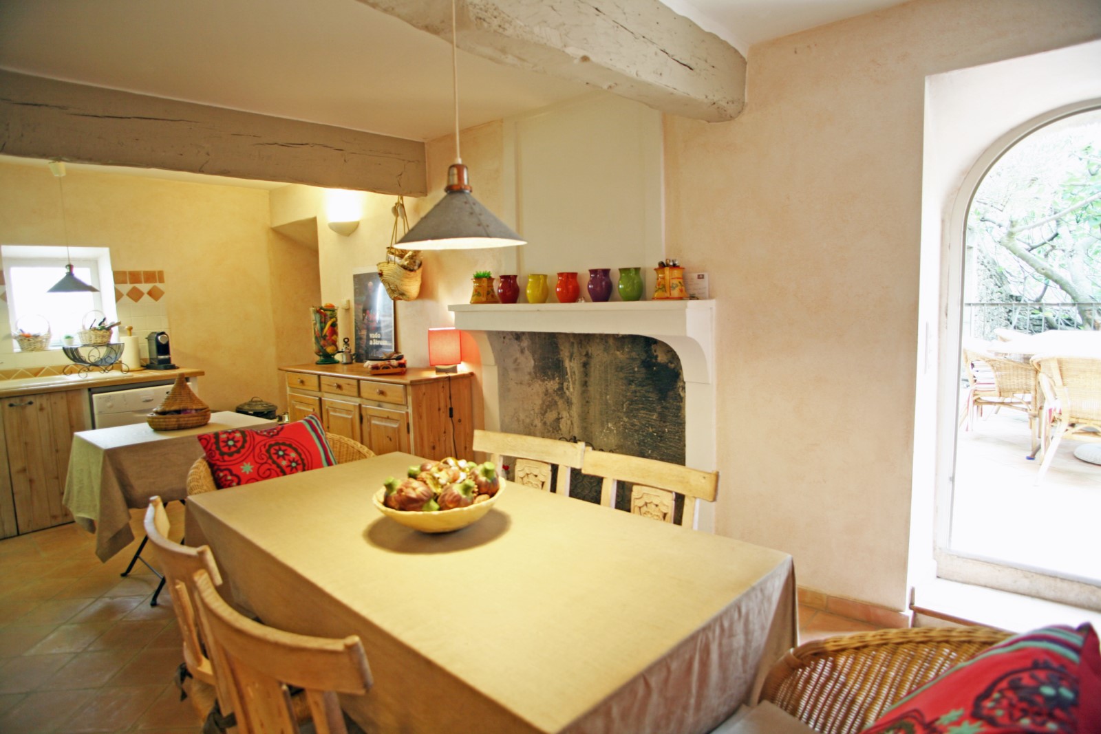 Gordes, maison de charme avec terrasse, cour et garage dans hameau très recherché   