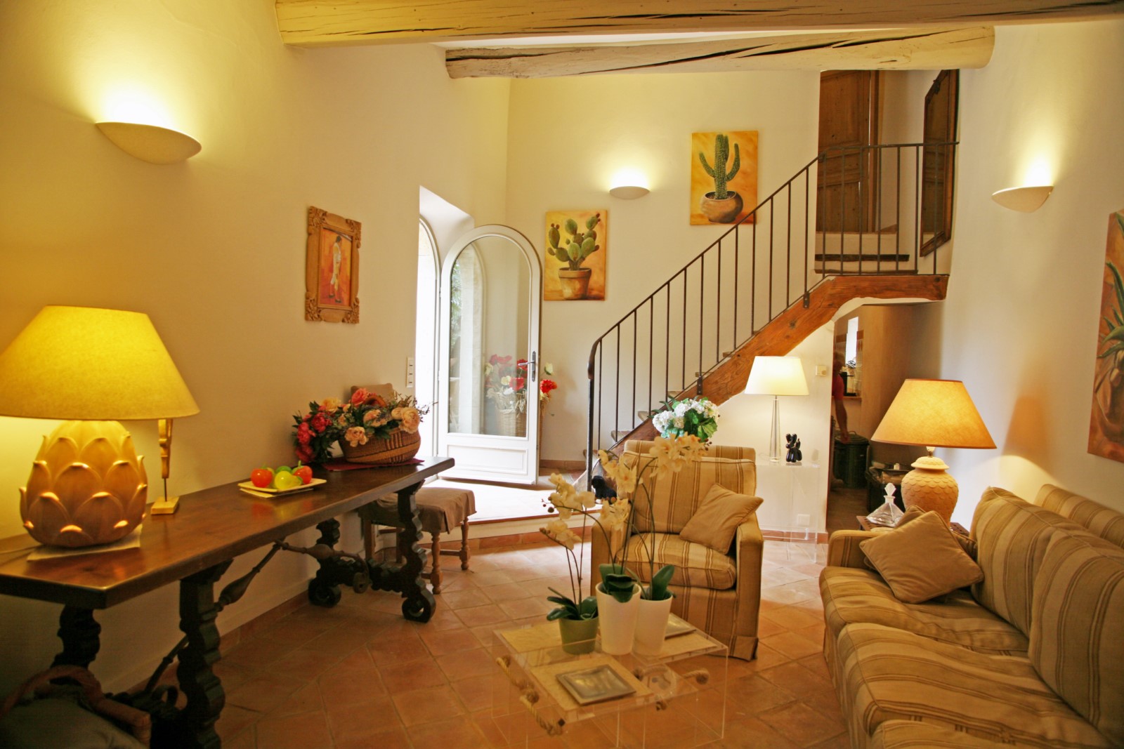 Gordes, maison de charme avec terrasse, cour et garage dans hameau très recherché   