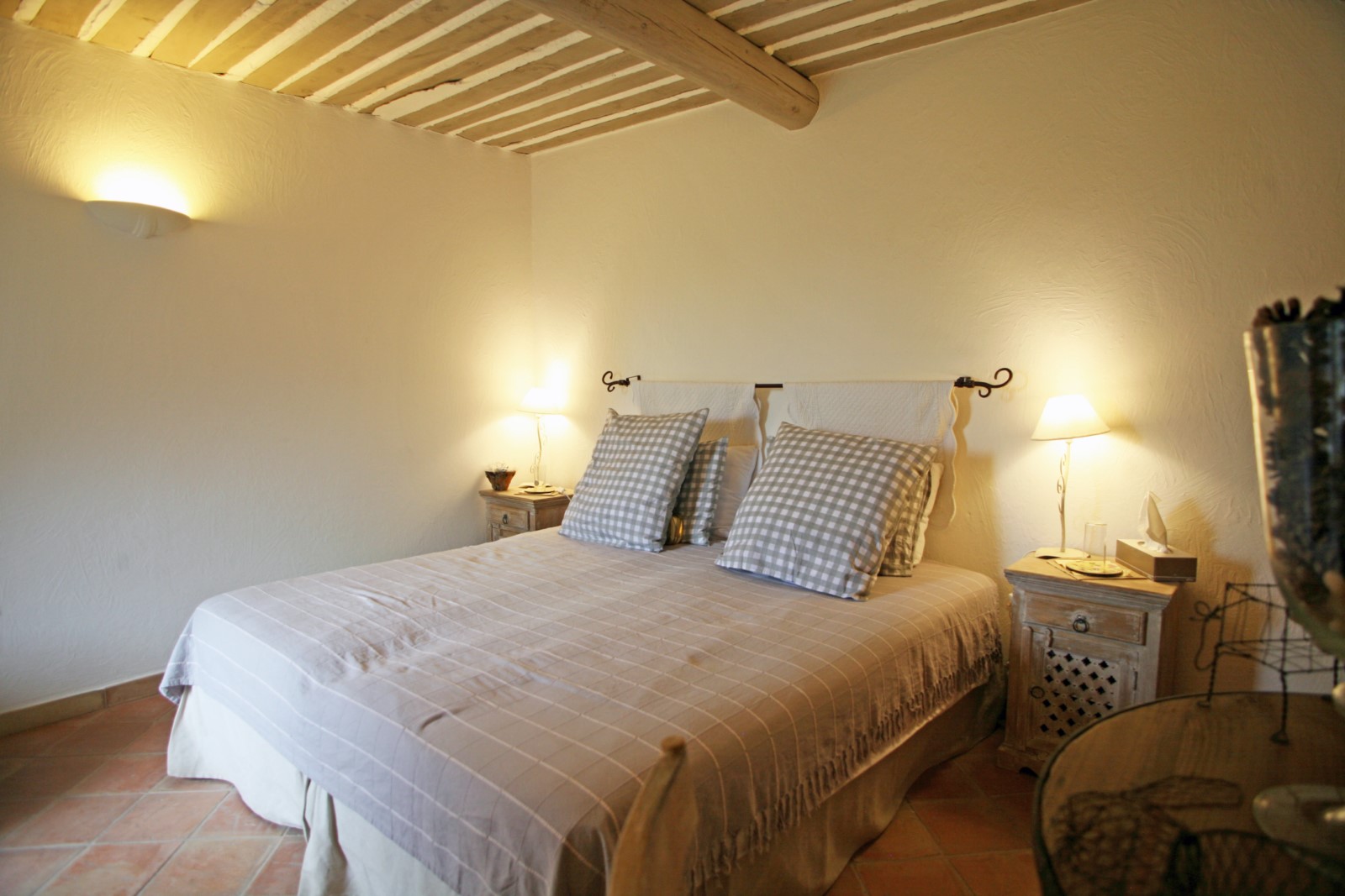 Gordes, maison de charme avec terrasse, cour et garage dans hameau très recherché   