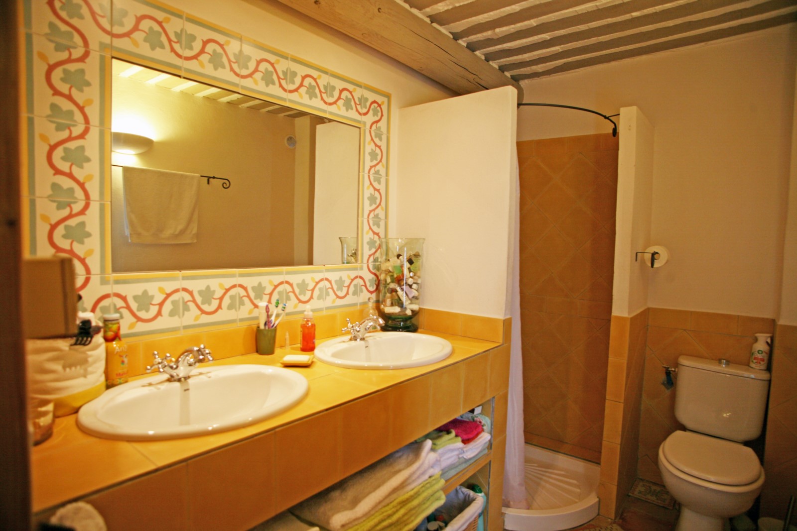 Gordes, maison de charme avec terrasse, cour et garage dans hameau très recherché   