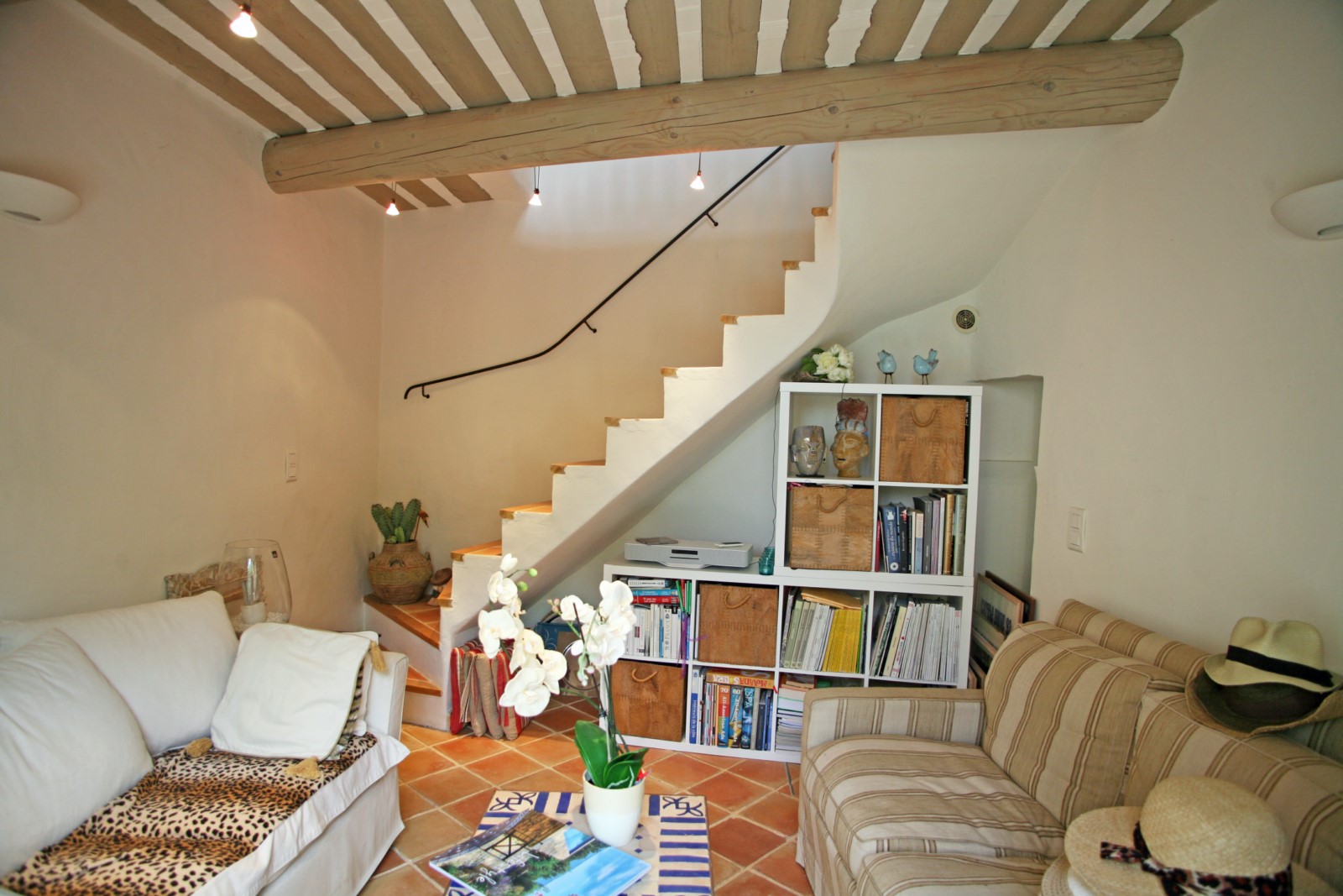 Gordes, maison de charme avec terrasse, cour et garage dans hameau très recherché   