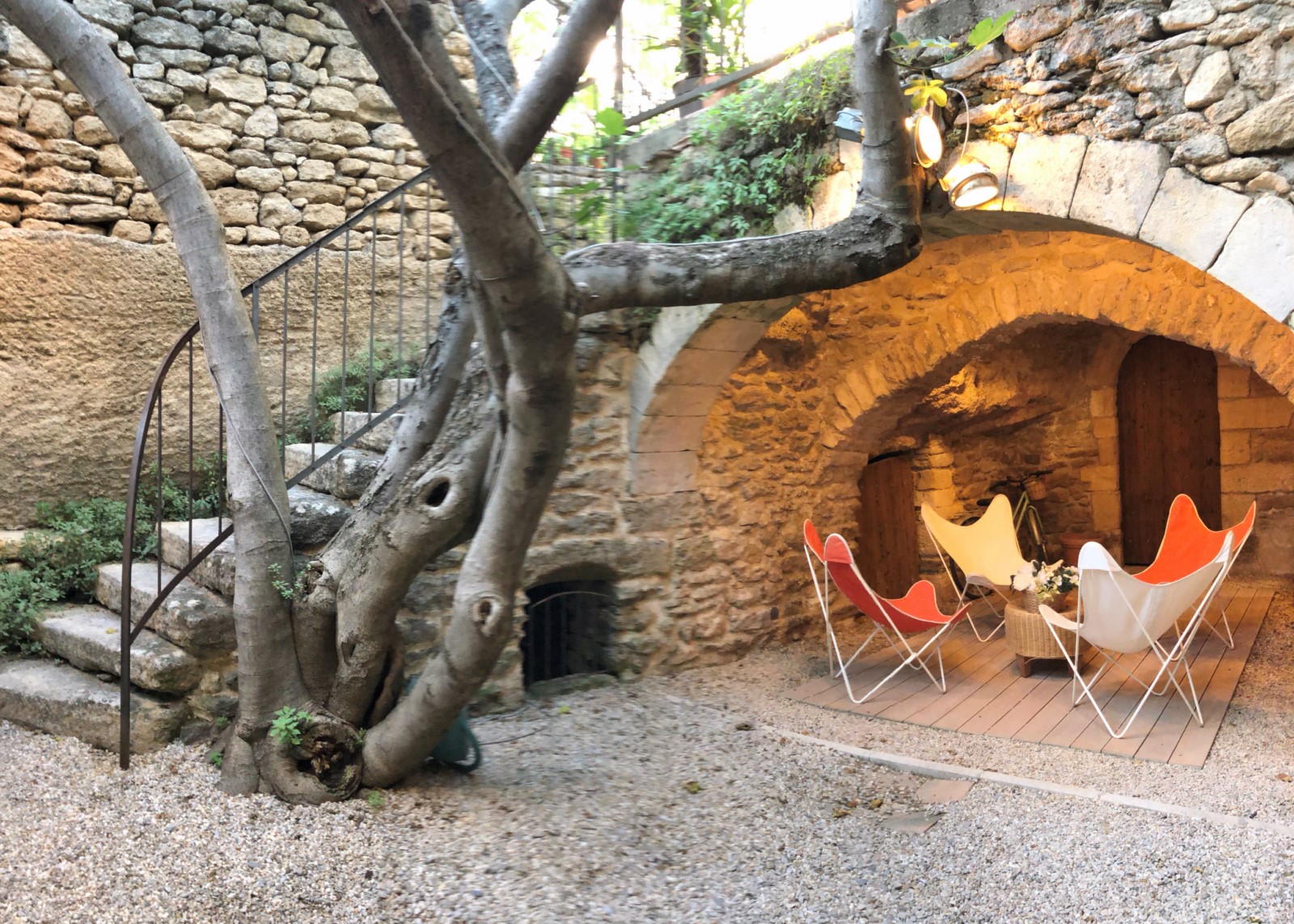 Gordes, maison de charme avec terrasse, cour et garage dans hameau très recherché   