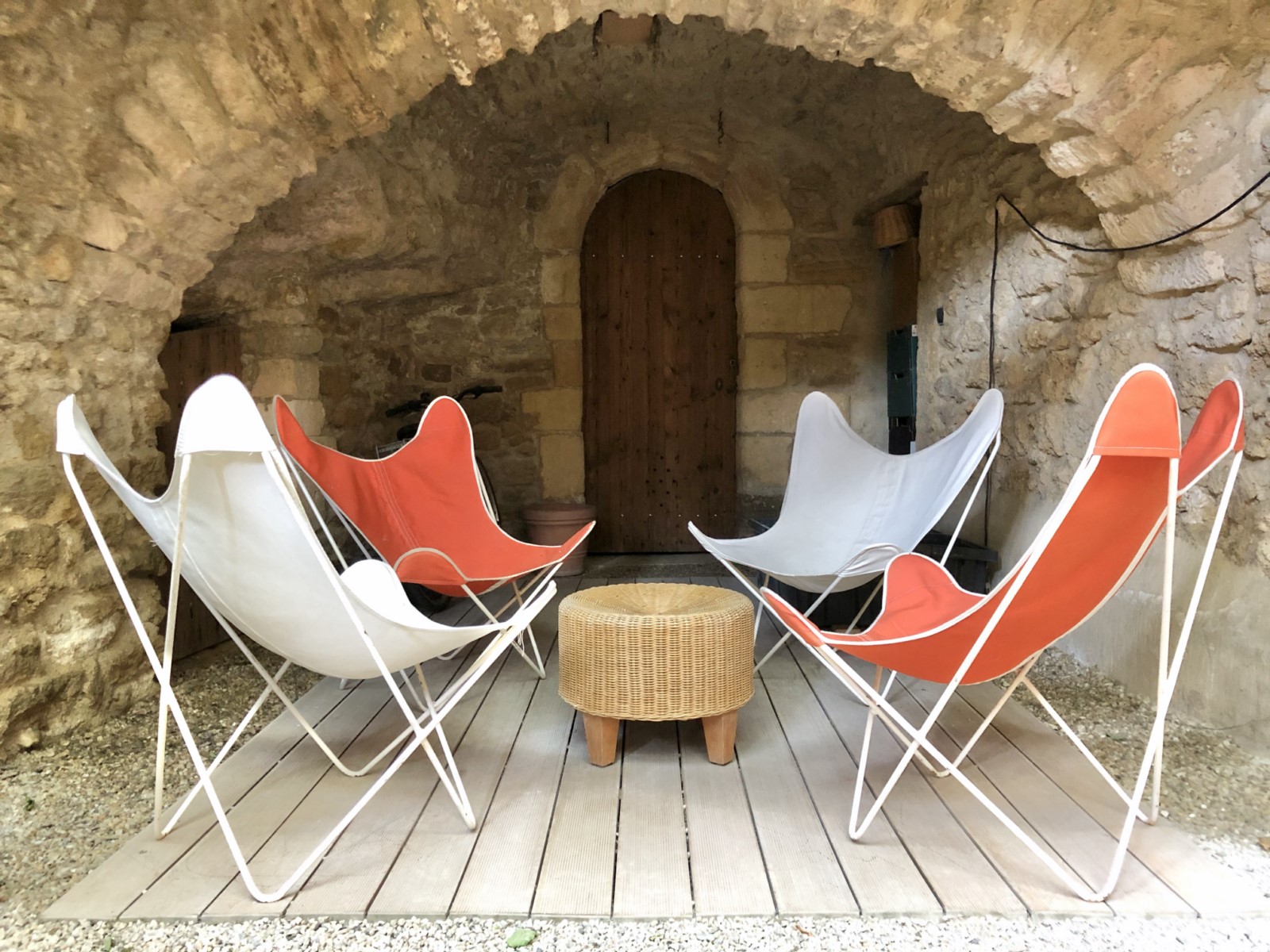 Gordes, maison de charme avec terrasse, cour et garage dans hameau très recherché   