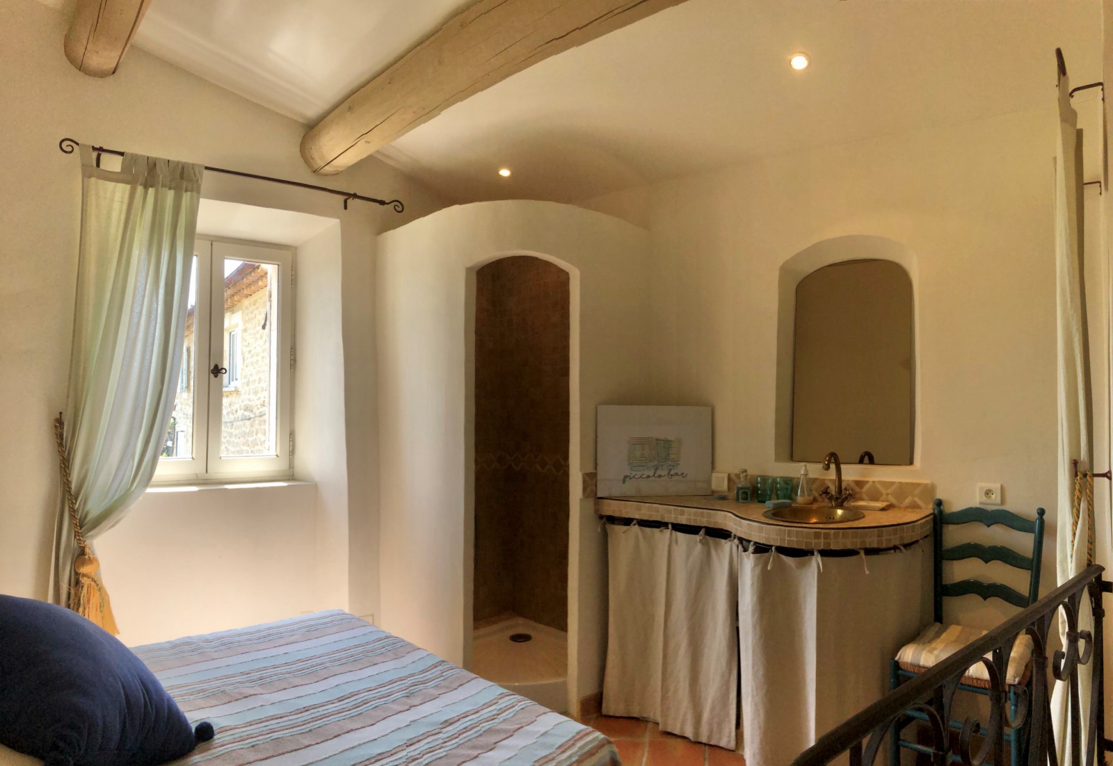 Gordes, maison de charme avec terrasse, cour et garage dans hameau très recherché   