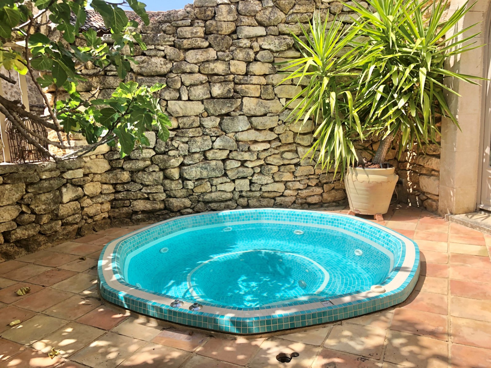 Gordes, maison de charme avec terrasse, cour et garage dans hameau très recherché   