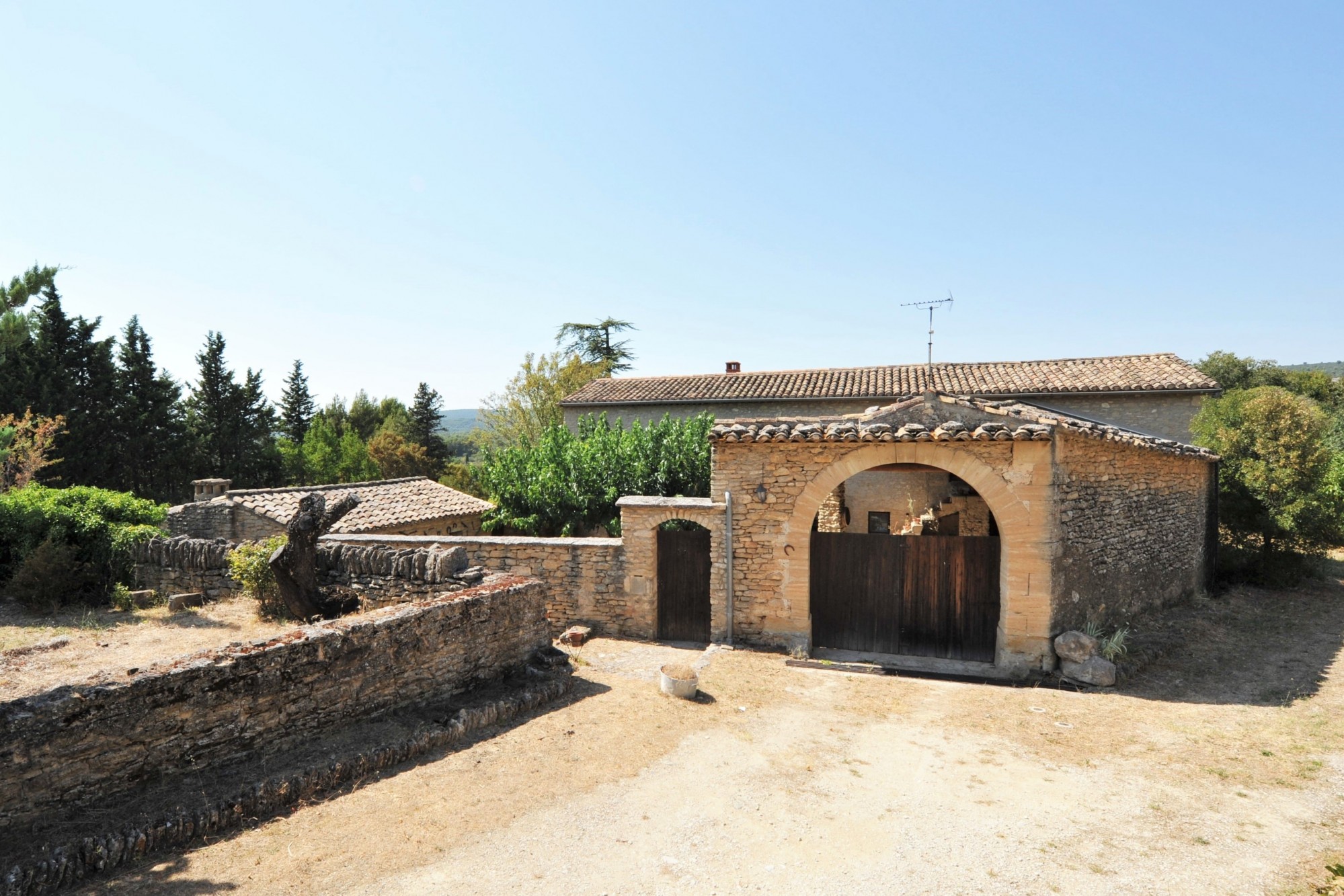 Gordes, mas en pierres à rénover à deux pas du village   