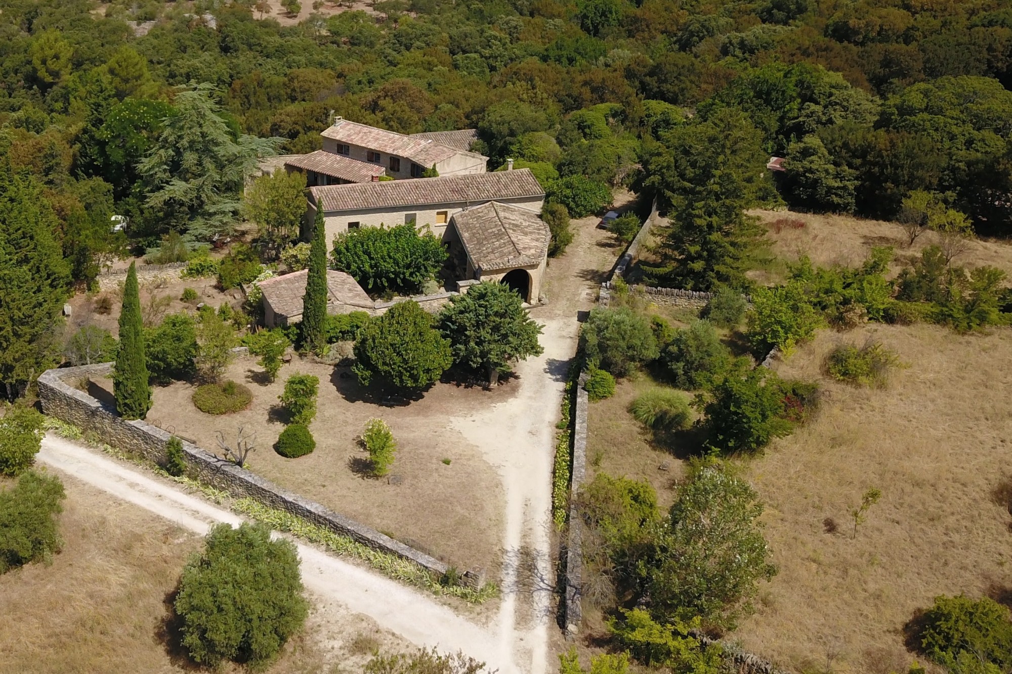 Gordes, mas en pierres à rénover à deux pas du village   