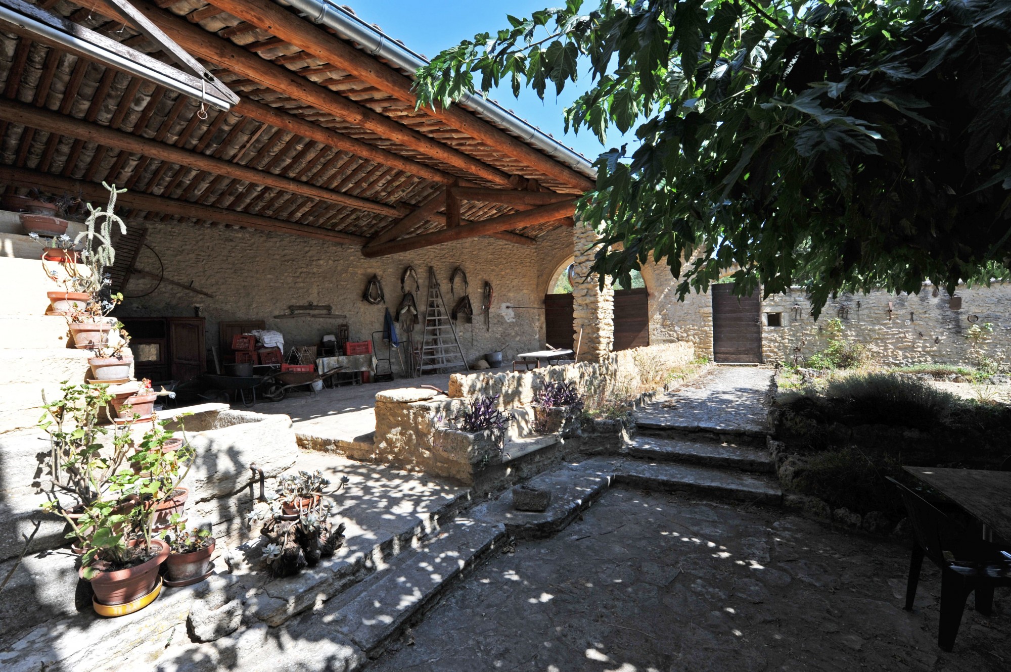 Gordes, mas en pierres à rénover à deux pas du village   