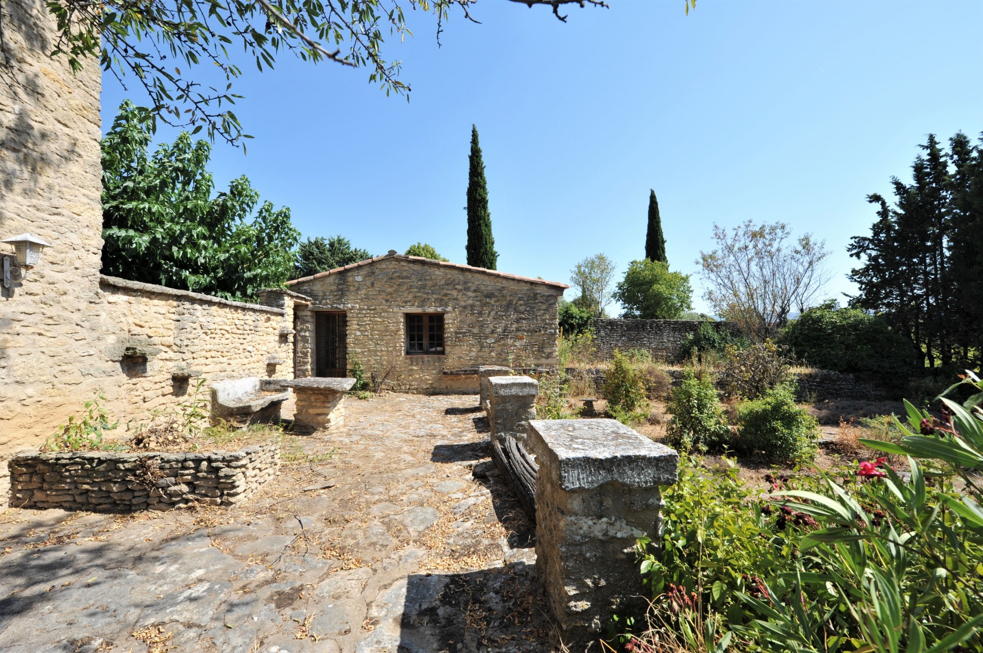 Gordes, mas en pierres à rénover à deux pas du village   