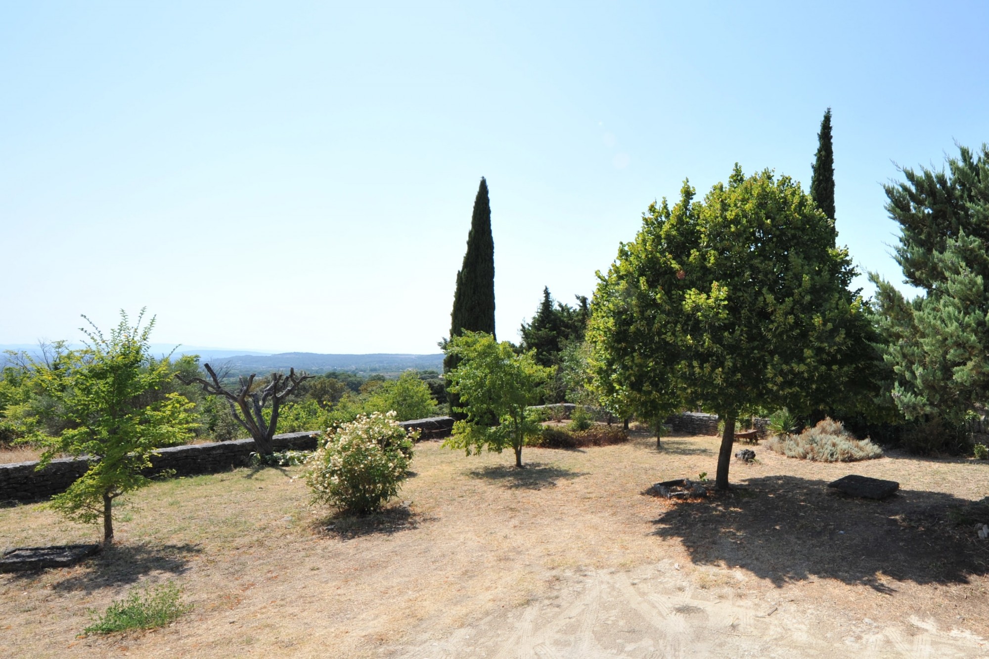Gordes, mas en pierres à rénover à deux pas du village   